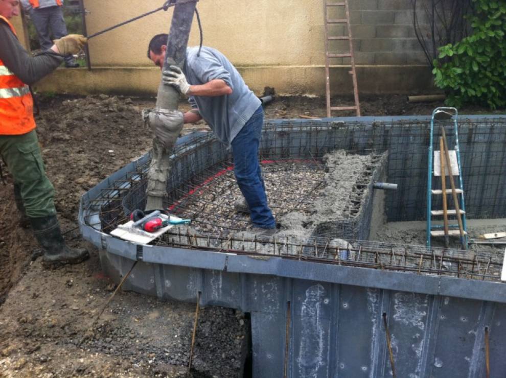 Coulage béton piscine en forme à Crest