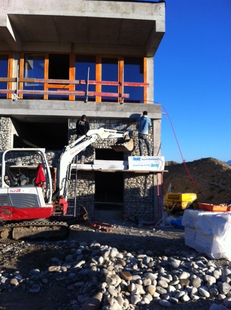 Mur en gabion à Eurre / habillage d'une façade d'un bâtiment